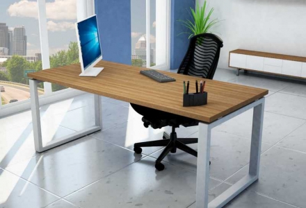 איך למקסם את העבודה בעזרת שולחן משרדי פשוט